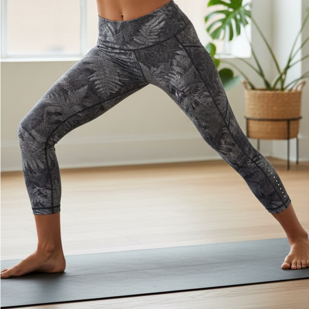 High-Rise Tropical Fern Print Lululemon Gray Crop Leggings Size 4